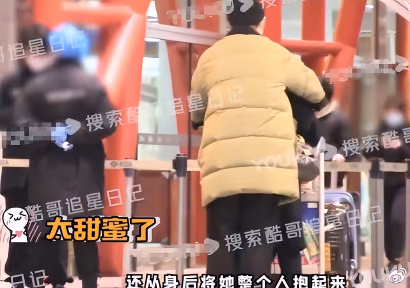 「令妃」李純戀情曝光!與馬頔機場秀恩愛,男方霸氣從身後抱起她