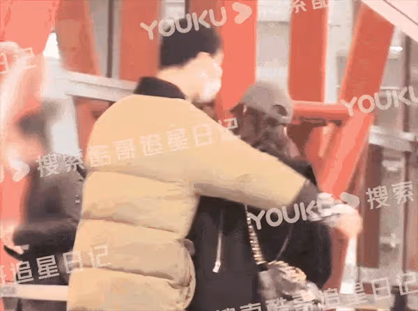 「令妃」李純戀情曝光!與馬頔機場秀恩愛,男方霸氣從身後抱起她