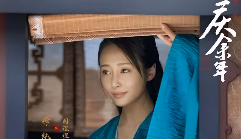 「令妃」李純戀情曝光!與馬頔機場秀恩愛,男方霸氣從身後抱起她