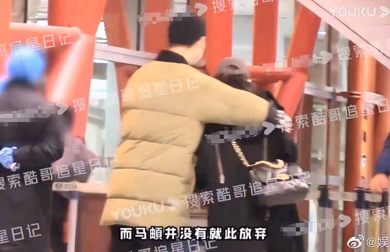 「令妃」李純戀情曝光!與馬頔機場秀恩愛,男方霸氣從身後抱起她