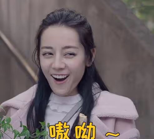 迪麗熱巴悄悄去迪士尼玩！與祝緒丹在打卡地拍照，素顏模樣太真實