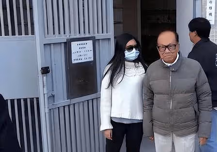 李嘉誠祭奠亡妻,沒帶李澤楷3個兒子,梁洛施王富信差距一目了然