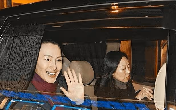 李嘉誠祭奠亡妻,沒帶李澤楷3個兒子,梁洛施王富信差距一目了然
