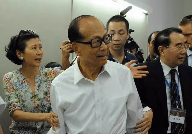 李嘉誠祭奠亡妻,沒帶李澤楷3個兒子,梁洛施王富信差距一目了然