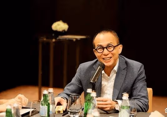 李嘉誠祭奠亡妻,沒帶李澤楷3個兒子,梁洛施王富信差距一目了然