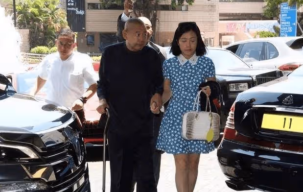 劉鑾雄透露秘密,呂麗君遇困向他求助,甘比根本沒有拿到全部財產