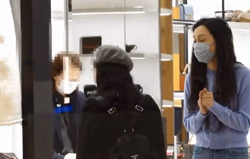 46歲范瑋琪「素顏」逛街被拍！身形消瘦眼眶凹陷，狀態憔悴網友直呼：認不出