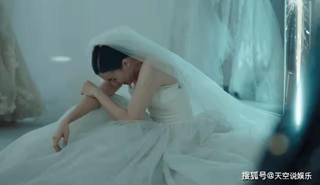 《縱有疾風起》踩著男友上位,再以身相許,爍冰一開始就選錯了婚紗