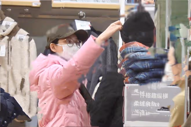 汪小菲張穎穎逛平價服裝店，買情侶外套，汪小菲曾穿破毛衣好節儉