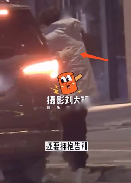 無懼老婆吃醋？甦醒夜會美女，將衣服給對方穿，擁抱告別照顧周到