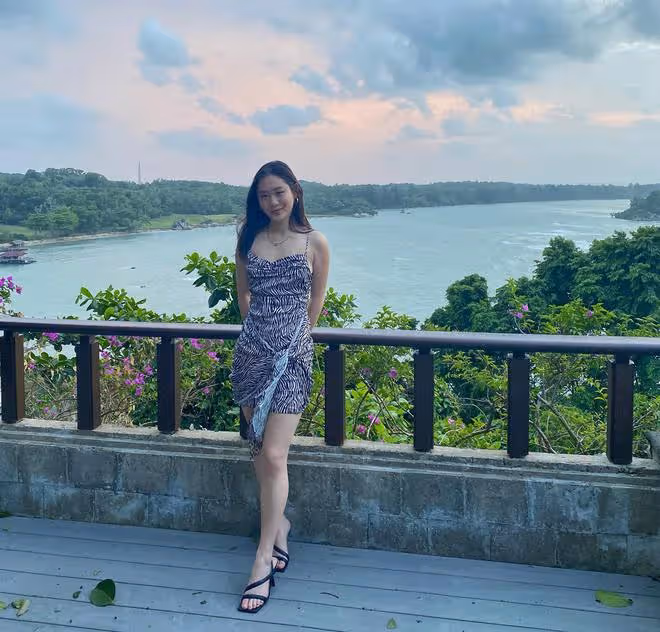 李連杰19歲女兒打扮性感！寒風中穿透視裝秀美腿，引外國大叔注目