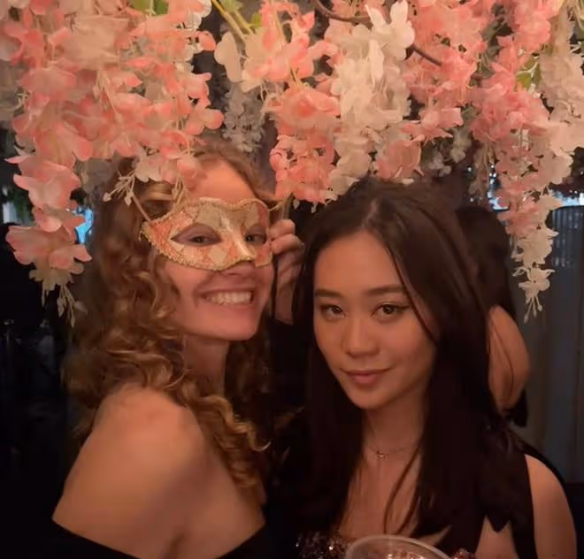 李連杰19歲女兒打扮性感！寒風中穿透視裝秀美腿，引外國大叔注目