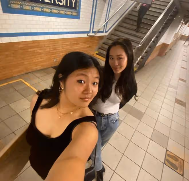 李連杰19歲女兒打扮性感！寒風中穿透視裝秀美腿，引外國大叔注目