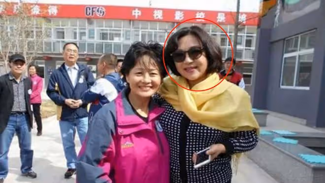 李連杰19歲女兒打扮性感!寒風中穿透視裝秀美腿,引外國大叔注目