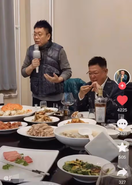 64歲姜育恆內地會友!喝洋酒老到快認不出,聽王為念唱歌當場黑臉