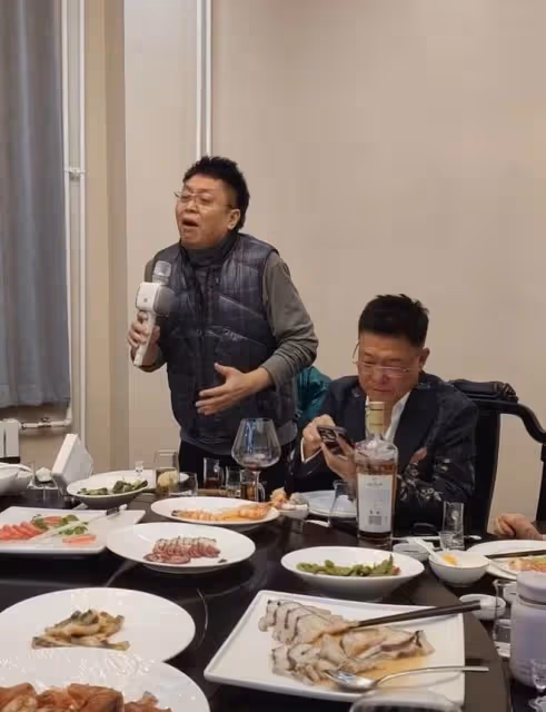 64歲姜育恆內地會友!喝洋酒老到快認不出,聽王為念唱歌當場黑臉