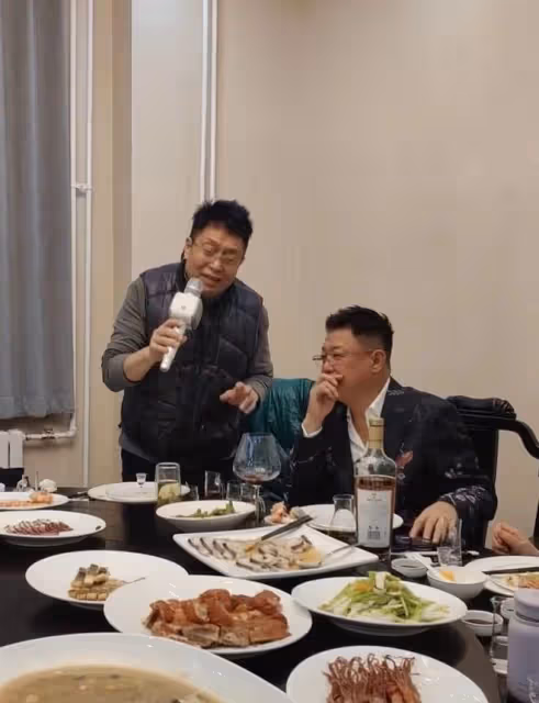 64歲姜育恆內地會友!喝洋酒老到快認不出,聽王為念唱歌當場黑臉