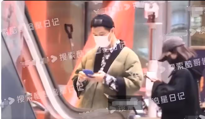 曝當紅女星戀情!與男友同回家中疑已同居,路邊摟抱打鬧動作親昵