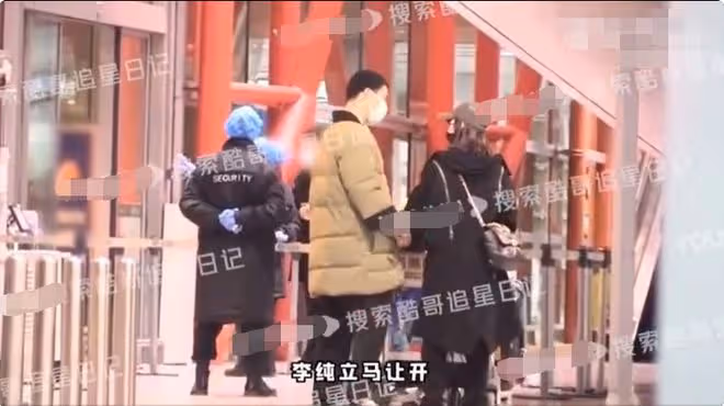 曝當紅女星戀情!與男友同回家中疑已同居,路邊摟抱打鬧動作親昵