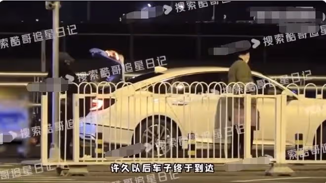 曝當紅女星戀情！與男友同回家中疑已同居，路邊摟抱打鬧動作親昵