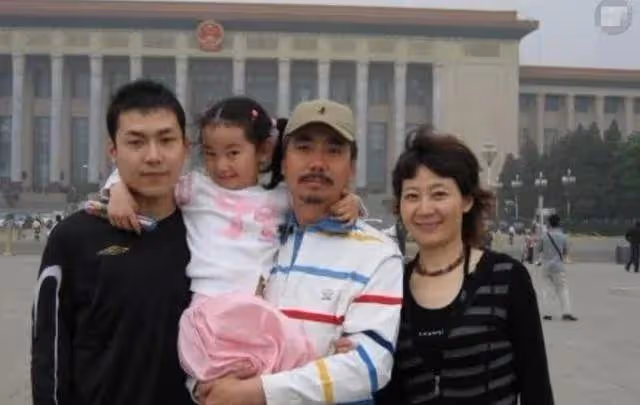 他是國家一級演員,娶大6歲離異女強人為妻,如今57歲生活很幸福