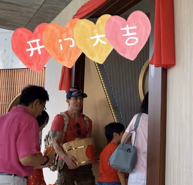 吳尊回汶萊曬豪宅，配有超大泳池和滑滑梯，開跑車帶老婆故地重遊
