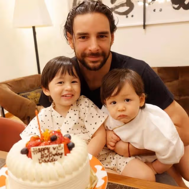 香港名模倆混血兒子越長越帥！兩度原諒丈夫出軌，一家都是高顏值