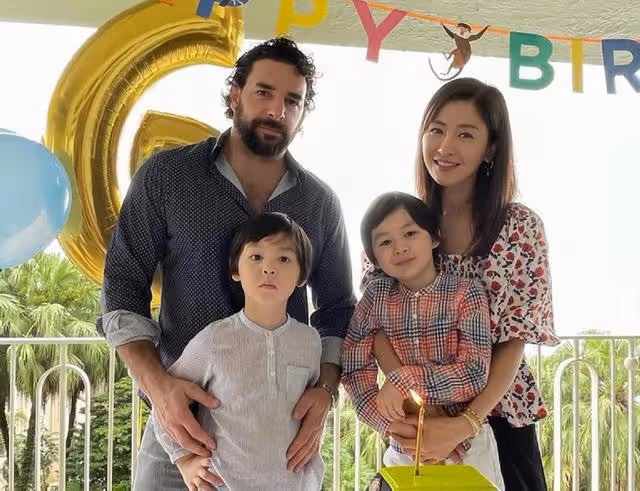 香港名模倆混血兒子越長越帥！兩度原諒丈夫出軌，一家都是高顏值