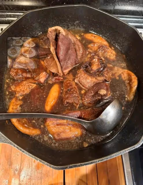 唐國強：暴瘦現身美國！攜妻子出席聚餐，茅台酒，鮑魚龍蝦吃不停