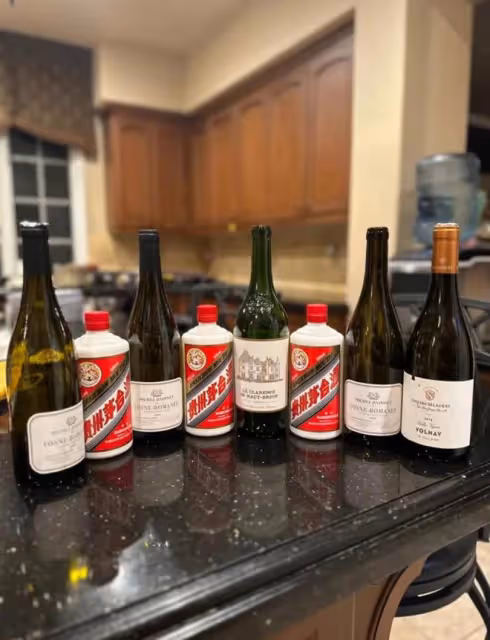 唐國強：暴瘦現身美國！攜妻子出席聚餐，茅台酒，鮑魚龍蝦吃不停