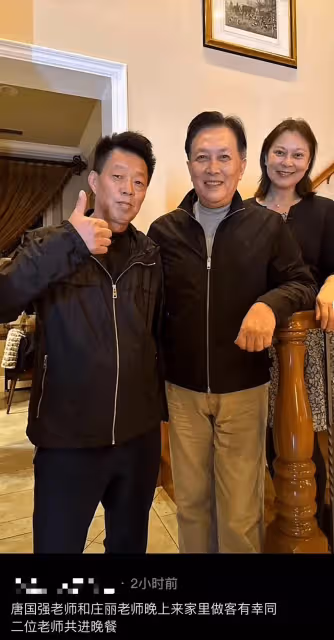 70歲唐國強現身美國!身形暴瘦吃大餐喝美酒,妻子賢惠五官精緻