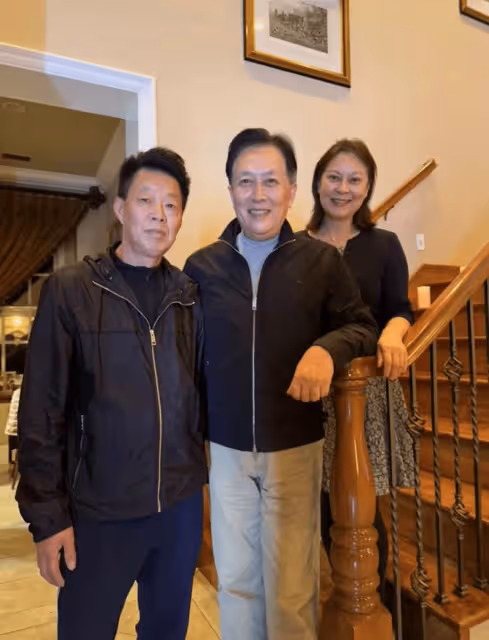 70歲唐國強現身美國!身形暴瘦吃大餐喝美酒,妻子賢惠五官精緻