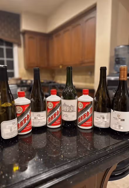70歲唐國強現身美國!身形暴瘦吃大餐喝美酒,妻子賢惠五官精緻