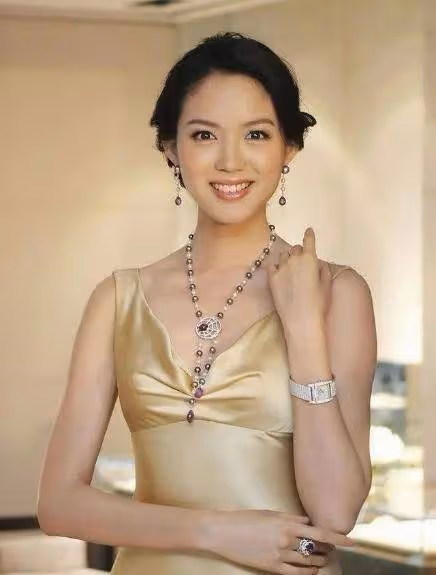 被稱「第一美女」,拒絕豪門嫁愛情,今35歲美得像迷惑人間妖孽