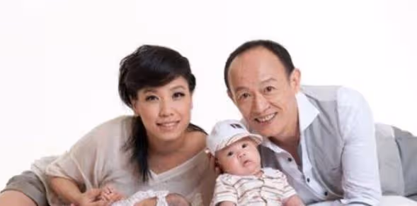 老戲骨金士傑57歲娶22歲嬌妻,60歲得龍鳳胎,如今活成了這般模樣