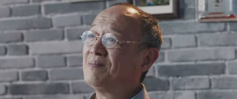 57歲娶小35歲的女學生,60歲得雙胞胎,69歲的他仍在拍戲奔波