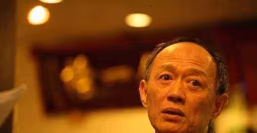 57歲娶小35歲的女學生,60歲得雙胞胎,69歲的他仍在拍戲奔波