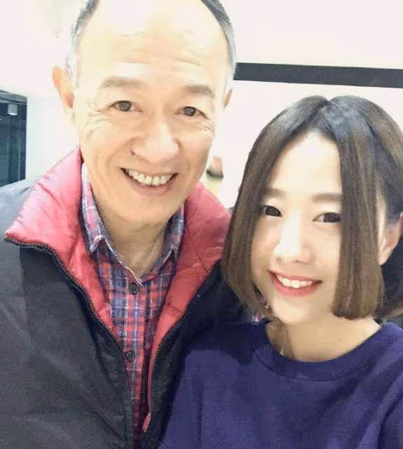 57歲娶小35歲的女學生,60歲得雙胞胎,69歲的他仍在拍戲奔波