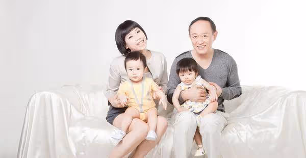57歲娶小35歲的女學生,60歲得雙胞胎,69歲的他仍在拍戲奔波