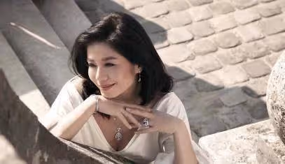 她拒絕成龍與劉德華的追求，為亡夫守寡至今，如今58歲仍氣質脫俗