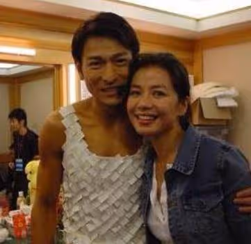 她拒絕成龍與劉德華的追求，為亡夫守寡至今，如今58歲仍氣質脫俗