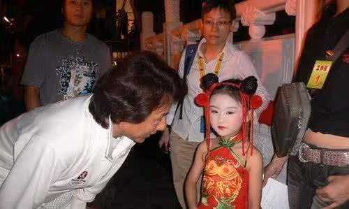 她6歲搭檔成龍上春晚,後因《花千骨》被吐槽長殘,如今顏値逆襲