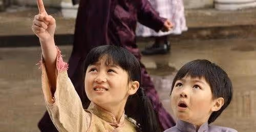 她6歲搭檔成龍上春晚,後因《花千骨》被吐槽長殘,如今顏値逆襲