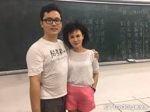 跟隨爸爸從醫!譚敦慈養出台大兒「書房最直接身教」只管孩子三餐,絕不干涉孩子課業,獨門教育觀惹爆贊