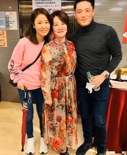 43歲霍建華近況曝光！膀大腰圓幸福肥，手上亮點泄婚露姻狀態
