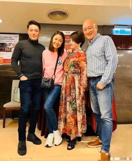 43歲霍建華近況曝光！膀大腰圓幸福肥，手上亮點泄婚露姻狀態