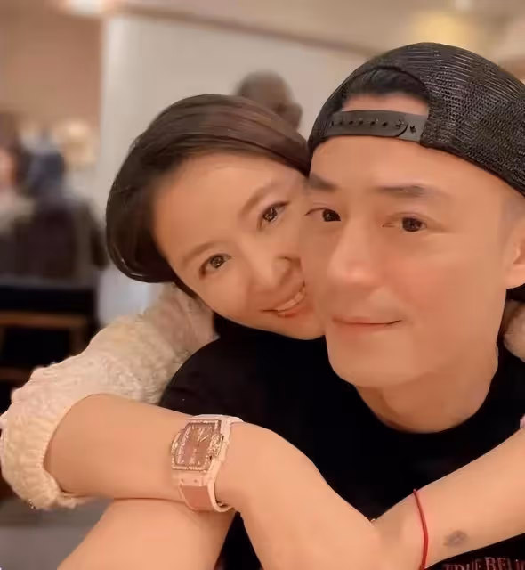 43歲霍建華近況曝光！膀大腰圓幸福肥，手上亮點泄婚露姻狀態