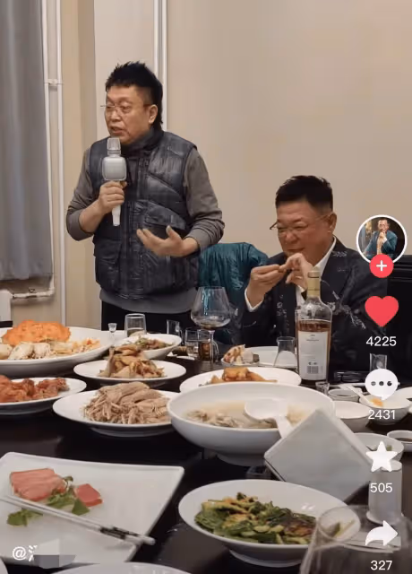 64歲姜育恆在內地與好友聚會，滿臉皺紋顯蒼老，好友唱歌全程黑臉