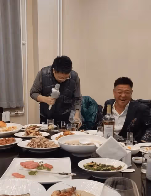 64歲姜育恆在內地與好友聚會，滿臉皺紋顯蒼老，好友唱歌全程黑臉