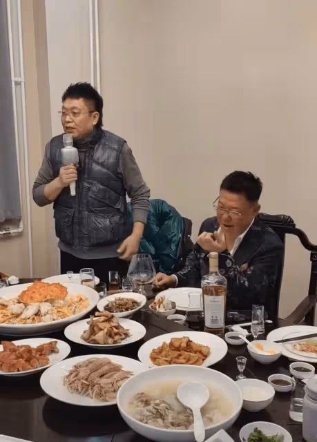 64歲姜育恆在內地與好友聚會，滿臉皺紋顯蒼老，好友唱歌全程黑臉